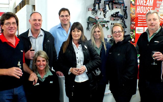 2de van links is Eddie en Silvana Burger saam met die Build It groep tydens Gansbaai Build It se 10de verjaardagvieringe